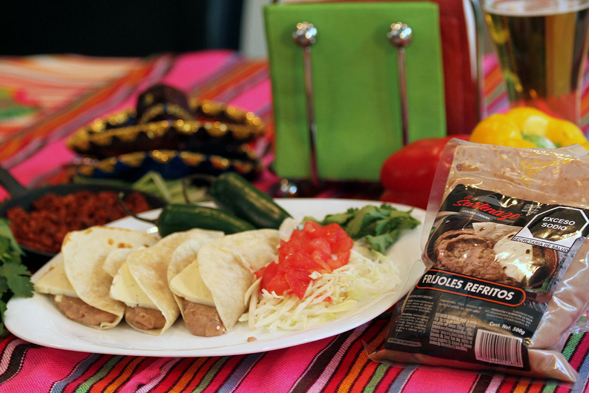 Tacos de frijolitos con queso