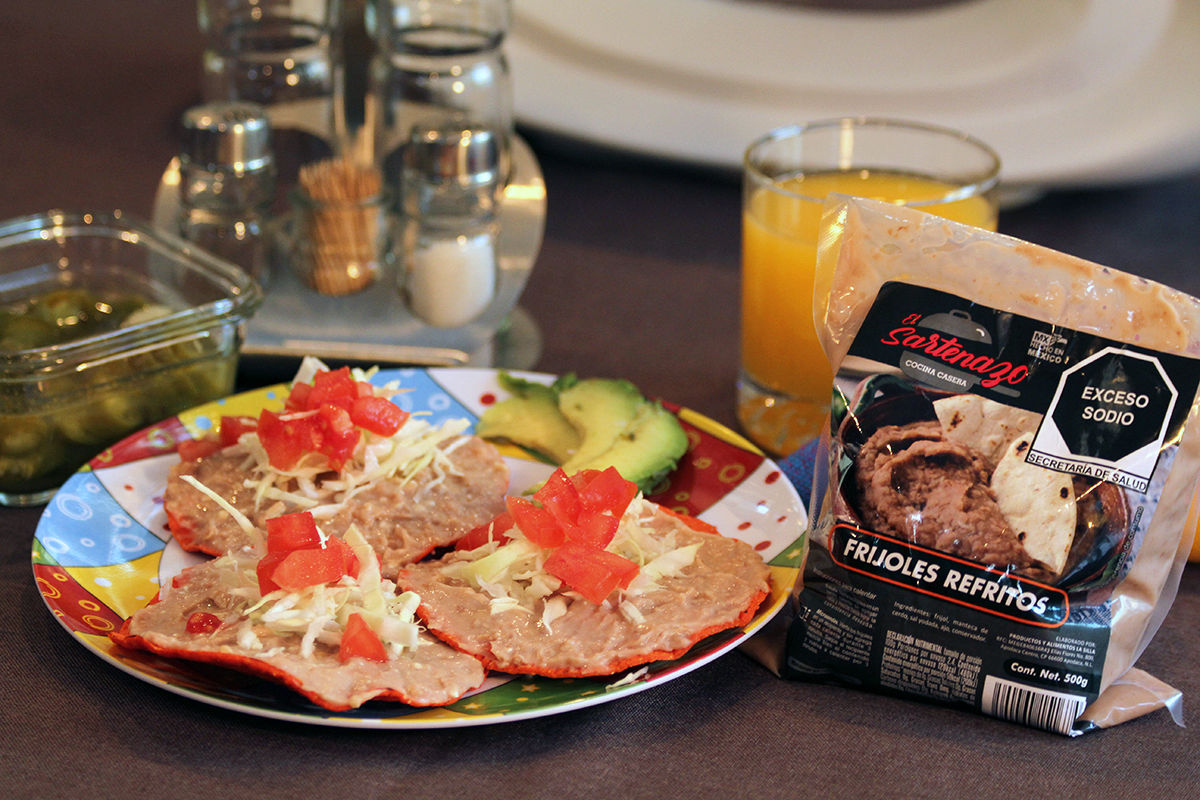 Tostadas con Frijolitos El Sartenazo